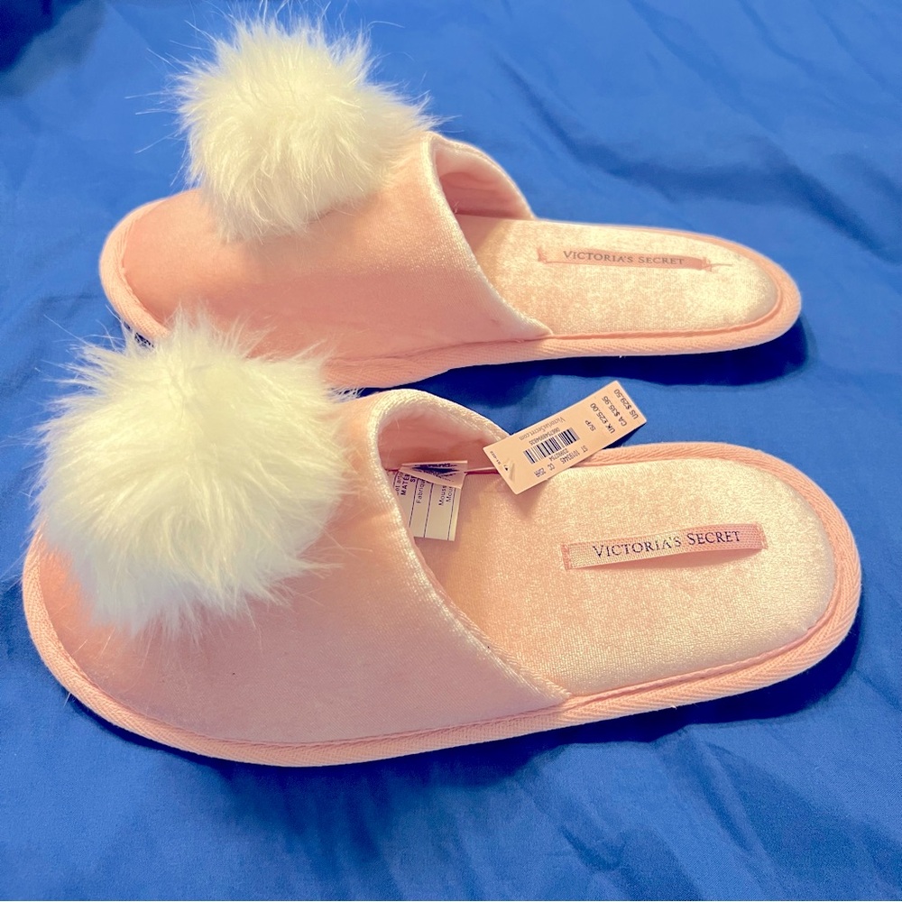 Victoria’s Secret Pink Pom Pom Slippers NWT